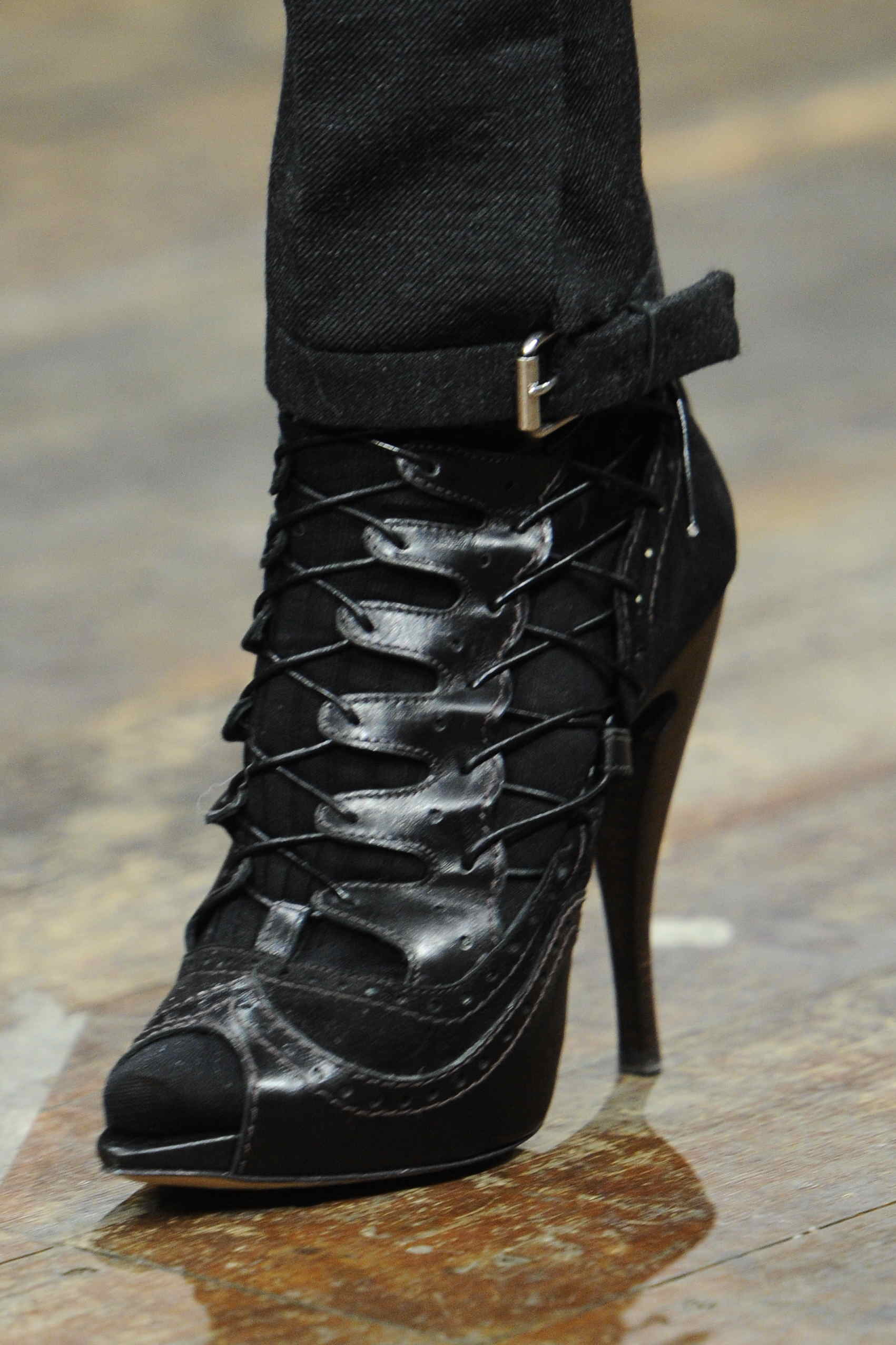 Julien Macdonald 2011ﶬŮʿЬĸDƬ