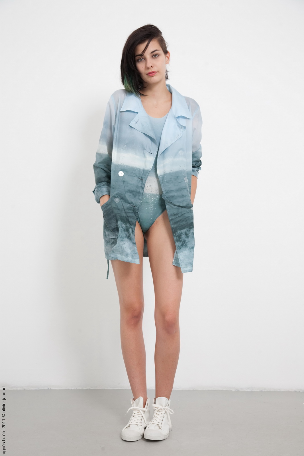 Brittany夏日的海洋令人感到心曠神怡，Agnes b.亦有此同感，以布列塔尼(Brittany)的海洋為靈感，創(chuàng)作了一系列以藍、白色為主的服飾。條子和格紋成為這個系列的靈魂；特別推介的，是一系列拍攝自布列塔尼海邊的photo-print風褸和泳衣。這幅相片由Agnes b.親自拍攝，把藝術(shù)和時裝融合，變得別具一格。
