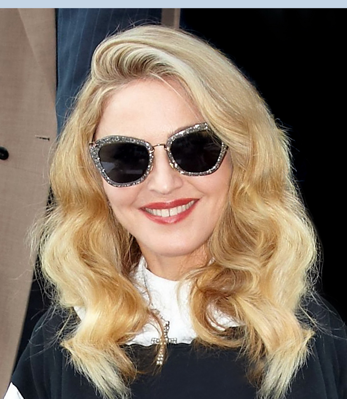 麥當娜·西科尼 (Madonna Louise Veronica Ciccone)戴著MiuMiu黑色太陽鏡系列參加威尼斯電影節。