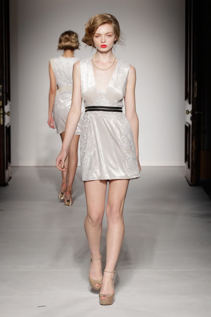 Ashley Isham 2013DƬ