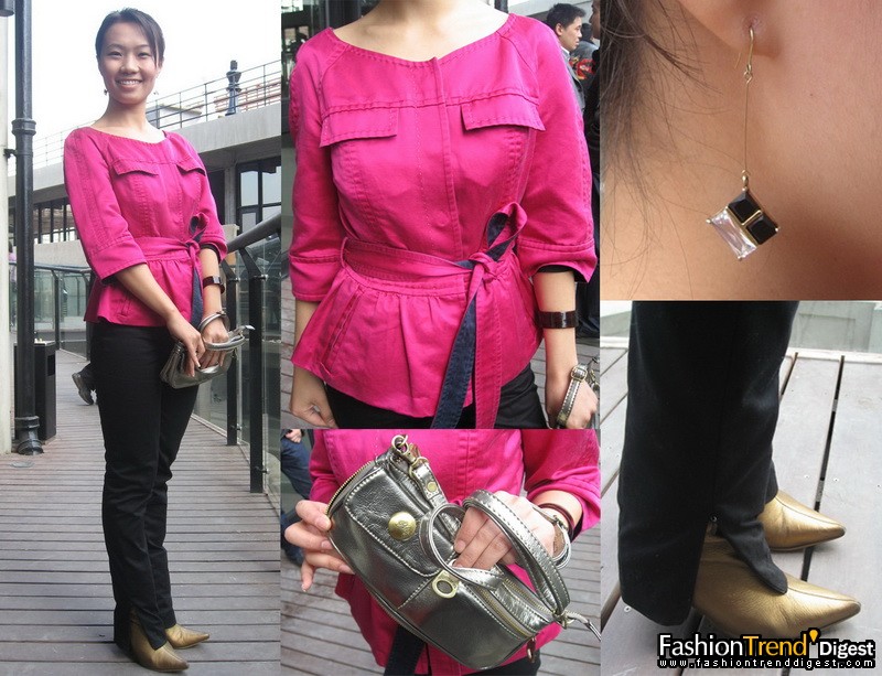 A型大衣，扎腰帶后呈現(xiàn)沙漏形，金屬皮手袋和靴子，玫紅色小夾克做內(nèi)搭。 