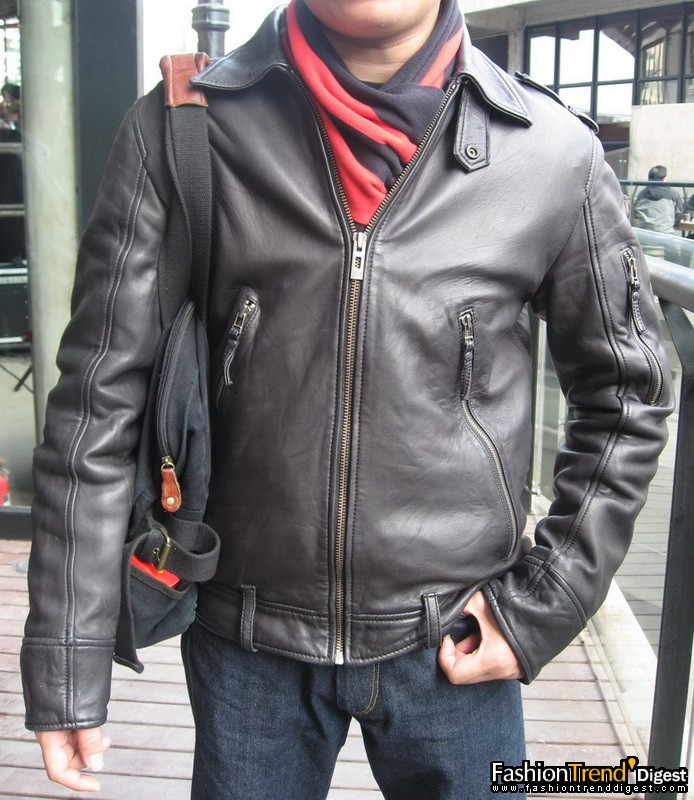 我兄弟，強烈要求上鏡，皮夾克不錯，一身Cottonfield 