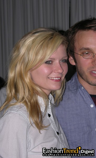 Kirsten Dunst 夜訪吸血鬼里面那個天使樣的小女孩， 還有Marie Antoinette！在紐約街頭遇見她好幾回， 鄰家女孩一樣。 