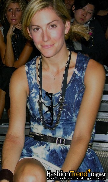 她很親切。喜歡胸前的項鏈 