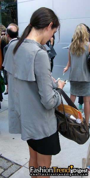 又是一個(gè)讓人眼睛舒服的女孩兒。對(duì)鏡頭一點(diǎn)也不陌生。 拍完， 還微笑說(shuō)謝謝， 有教養(yǎng)。 