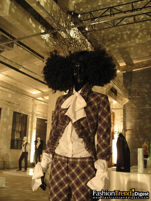 Alexander McQueen<br>
<br>
Alexander McQueen在1992年成立個人品牌，并在1994年于倫敦中央圣馬丁學院完成碩士學位。1996年McQueen出任Givenchy的首席設計師。<br>
<br>
在ALEXANDER McQUEEN的字典當中，只有"爭議性"一詞。"enfant terrible"和"Highland Rape"等充滿戲劇性的系列令這位設計鬼才成為時尚焦點，他更獲英女皇頒發"英帝國司令勛銜"和"時尚壞男孩"之名。 