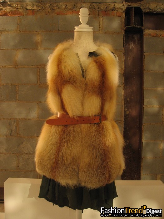 Isabel Marant<br>
<br>
生于法國巴黎的Isabel Marant是少數對時裝樂而不倦的設計師之一。她于1985年在Studio Berçot設計學院畢業，其后成為Michel Klein的助手，亦曾與Chloé、Yohji Yamamoto和Martine Sitbon的美術總監Ascoli工作，培養其設計潛能，并在1990年成立自家品牌。Isabel Marant可穿性甚高的設計充滿時代感和女性魅力，讓穿者擁有自信和獨立的感覺。<br>
 