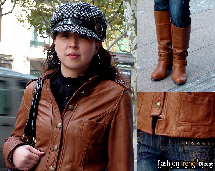 酷酷的皮衣和皮靴，也可以穿的很柔美，選擇經典的褐色，結構線鮮明的皮衣和褲子的結構線拉長了美女的比列，再搭配上銀色的耳環和褲子上的鉚釘，讓細節提高自己的時尚味道。 
