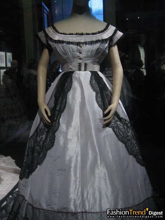 領子延續上個時代的高領口和低領口，前開禁，有一排或兩排扣子，女裝上使用扣子來固定衣服是從這個時代開始的，可以看出女裝向男裝靠攏的傾向。 