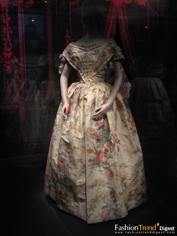 裙撐克里諾林取代了浪漫主義時期流行的以多層疊襯來膨起裙子的方法，使得下體龐大，罩在外面的大裙子裝飾增多。 