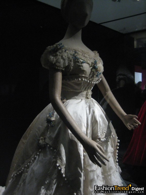 裝飾有飄帶、蝴蝶結(jié)，形似佛塔的寶塔形袖 