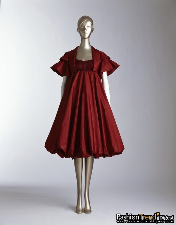 Blossom Sleeve bolero and Balloon dress Spring/summer 2005<br>
Garnet silk paper taffeta, chiffon 