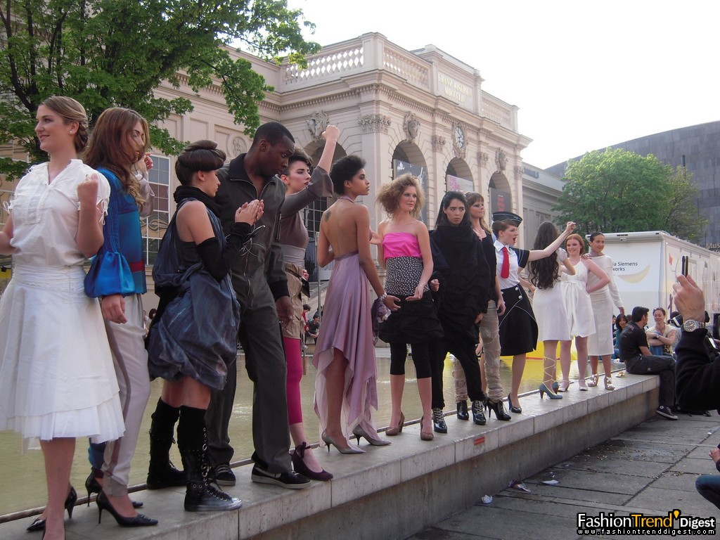 模特們的集體展示 