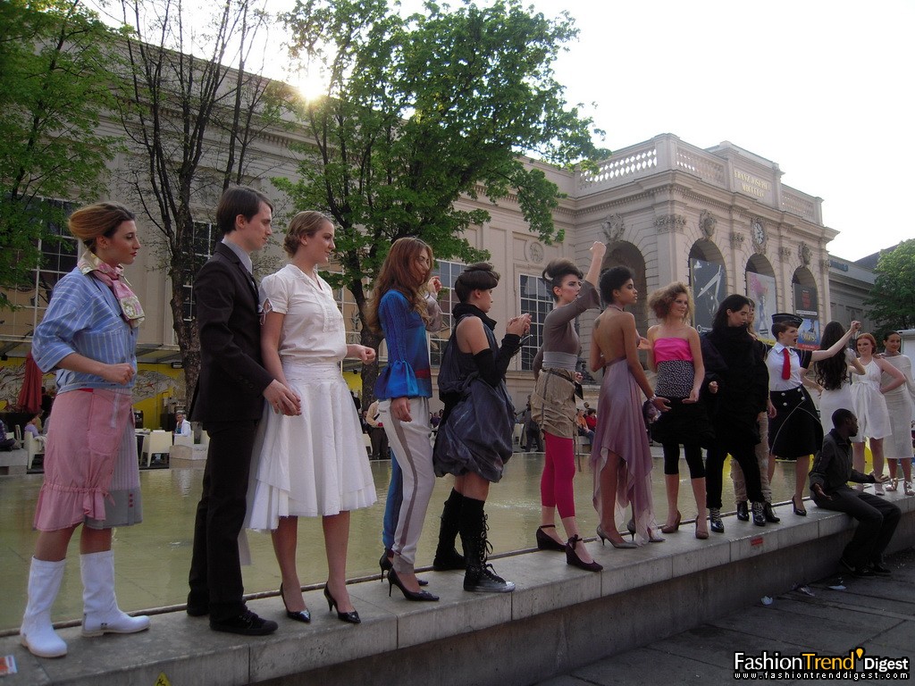 模特們的集體展示 