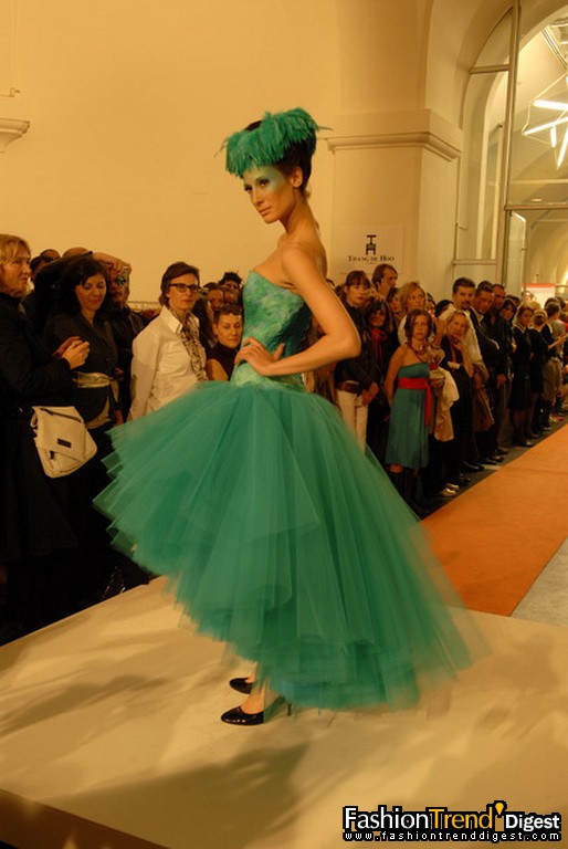 開展當天的時裝秀 