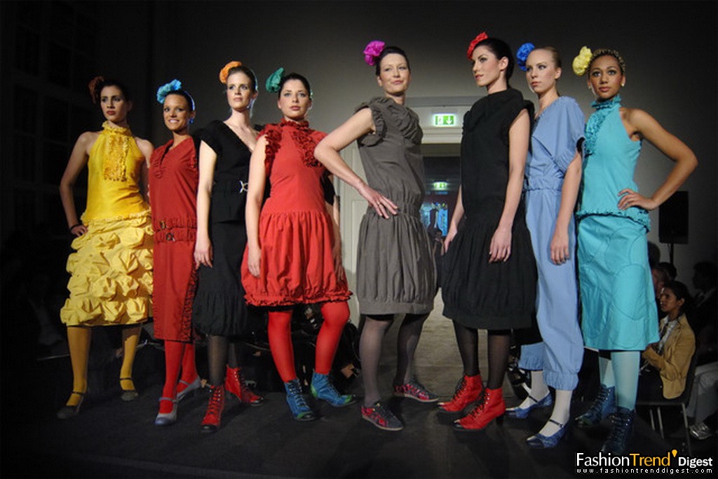 開展當天的時裝秀 