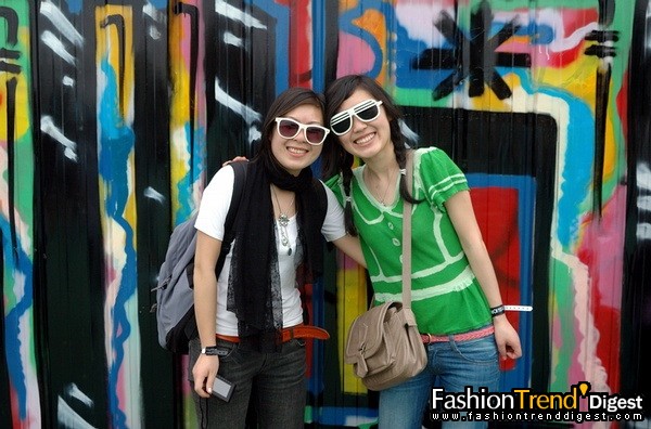 來(lái)自蘇州的姐妹花。 左即 miuccia ，黑色圍巾系家里做衣服剩下的零頭布。 